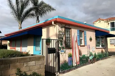 Image de Maison de plage 2 chambres entièrement rénovée - Étapes menant au sable, vue sur la jetée - Commencez à vous détendre dès aujourd'hui!