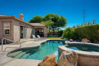 Image de Magnifique maison privée à grande échelle, piscine et spa, vue sur la montagne, communauté fermée