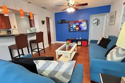 Image de 💰Super Saver Promotion ❤️Home Loin De La Maison 5\/2 Près des centres commerciaux et de l'aéroport