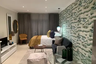 Image de Un luxueux studio contemporain et moderne dans le quartier branché de Noordwyk à Midrand
