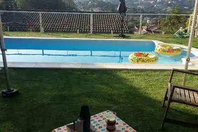 maison calme avec piscine, vue magnifique avec 1 étage commerces et des loisirs