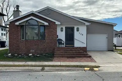 Image de Maison de ville Rehoboth avec piscine! 3 pâtés de maisons à la plage! (À CÔTÉ De La Liste Vrbo # 956165)