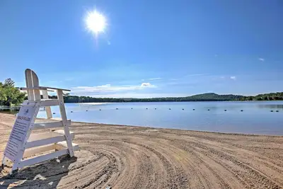 Image de Pocono Lake Home in Resort Community avec bain Ă remous