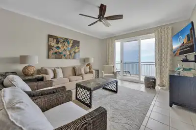 Image de Gateway Grand 1611 propose un casier de stockage, des équipements de plage, du linge de maison et plus avec une vue à un million de dollars!