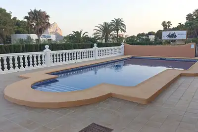 Image de Villa avec vue panoramique sur la mer et le Rocher d'Ifach, avec piscine privée.