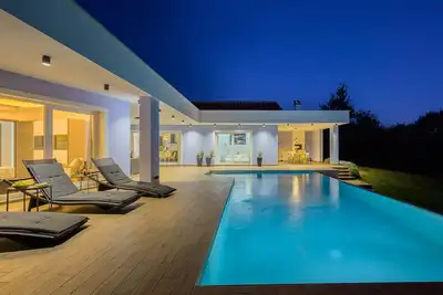 Image de Idéal pour découvrir de nouvelles villa design avec grande piscine à débordement à l'ensemble de l'Istrie