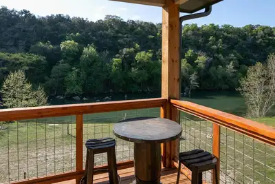 Image de 2 maisons avec accès privé à la rivière Guadalupe! Peut accueillir un total de 28!