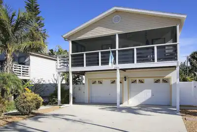 Image de Sea Breeze Palmetto Home. Sparkling Pool, 1. 5 pâté de maisons de la plage