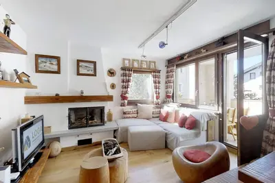Appartement de 3 pièces au 1er étage, rénové avec goût, d'environ 85 m2, dans un