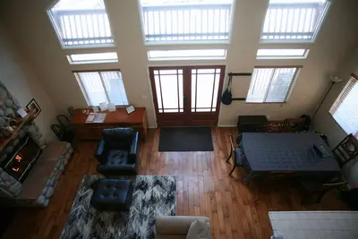 Image de LogChalet / Ă pied des magasins du lac et village / HotTub / GameRoom / Arcade / Bbq / Hammock