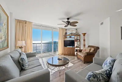 Image de Spacieux condo en bord de mer, à distance de marche de la rue principale, d'excellents équipements!