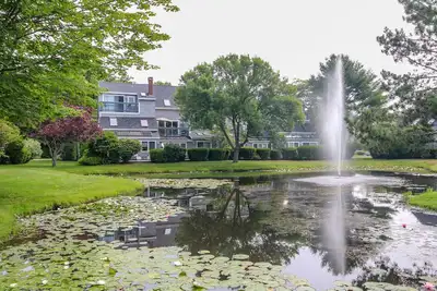 Image de Étapes de la plage, vue sur l'étang Ocean Park Meadows Condo + Gym, tennis, piscine d'eau salée