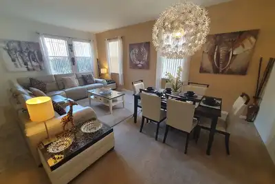 Image de Immense villa de luxe avec piscine de 5 chambres, salle de cinéma et de jeux Star Wars, chambres Disney