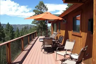 Image de Belle / Spacieuse Log Cabin w / jacuzzi, table de billard, bar et bien plus encore