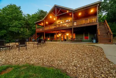 Image de Nouvelle maison de luxe à Woods avec accès privé à la rivière Meramec et au Gravel Bar