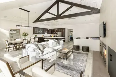 Image de Grande maison Snowmass sur terrain de golf / pistes de ski de fond. Jacuzzi extérieur. Toutes les chambres avec salle de bains
