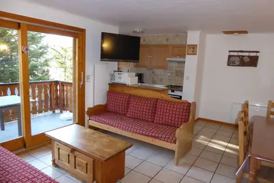 Image de Chalet spacieux avec terrasse, proche commerces et télécabine, garage et parking inclus
