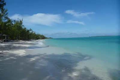 Image de Ixhora East - Accès à la plage de l'autre côté de la route, plongée en apnée et baignade depuis la plage