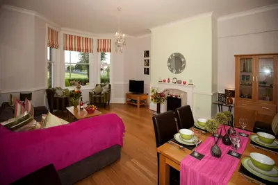 Image de Superbe appartement au centre-ville au rez-de-chaussée avec parking privé pour 2 voitures