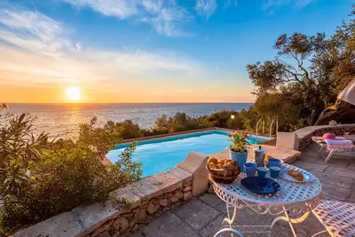 Image de Mareblu, trullo avec splendide véranda face à la mer à l'intérieur de la Franchina
