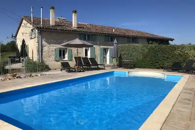 Image de Charmant mas avec piscine privée dans un endroit isolé.