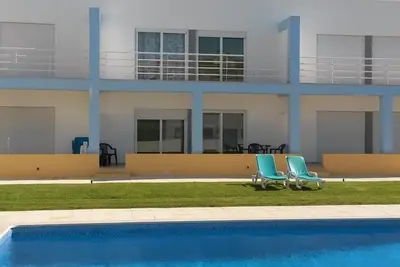 Image de Maison moderne, grande piscine, Ă pied de la plage