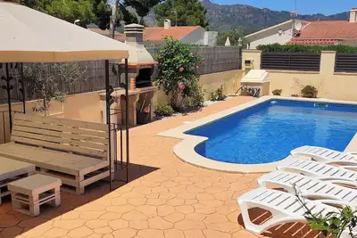 Image de maison semi-neuve avec piscine privée