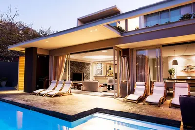Image de Villa de luxe Avec la baie tranquille et Vue sur la montagne et expansif terrasses et la piscine