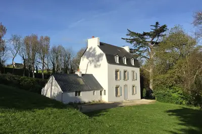 Image de grande maison de famille avec vue sur mer, au sein d'un grand parc