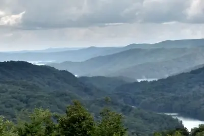 Image de Maison spacieuse avec 3 terrasses, vue imprenable sur la montagne et le lac et foyer