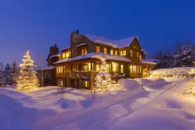 Image de Maison de luxe avec 5 chambres. 25% de rabais sur l'hiver! Navette privée. La conciergerie