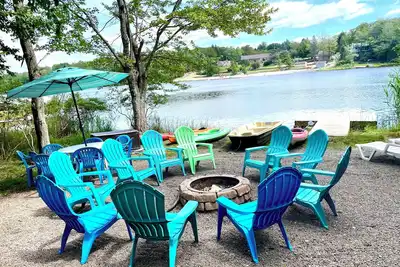 Image de Lakefront Pocono Home Rental -Fire Pit- 2 Kayaks -par Waterparks & Casino-Pets Ok