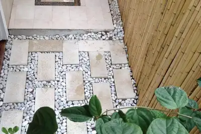 Image de Joli petit chalet sur un verger de fruits tropicaux composé de nombreux fruits.