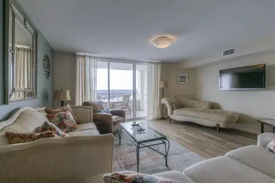 Image de Unité de finition magnifiquement décorée dans les villas du Yacht Club! Superbes vues sur la voie navigable et la marina!