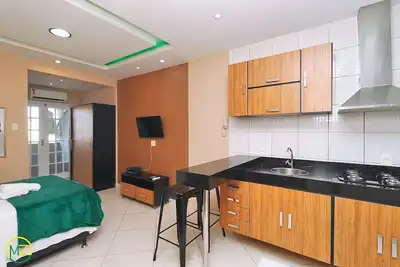 Image de Studio rénové avec balcon à Copacabana!