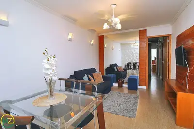Image de Studio rénové et calme à un pâté de maisons de la plage de Copacabana!