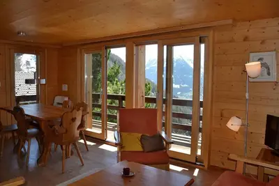 Image de Extérieur : chalet près du centre du village, terrasse et balcon avec meubles de jardin, belle vue p