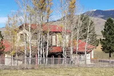Image de Lodge à quatre pieds niché dans les Monts Sangre de Cristo \/ Ski \/ Randonnée \/ Pêche \/ Chasse
