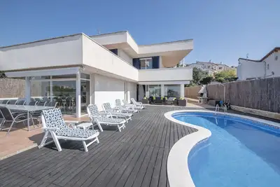 Image de Villa Mediterranea Sitgetana Avec Piscine Privee, Grand Deck, Barbecue Et Vue Sur La Mer
