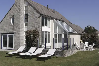 Image de ❤️ Luxe Beach Villa avec jacuzzi privé à quelques pas de la plage. Sur la station balnéaire