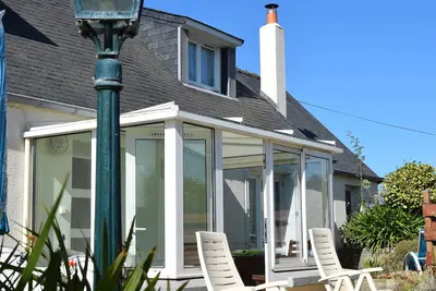 Image de maison individuelle avec vue sur mer et son jardin clos
