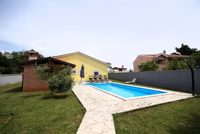 Image de Maison Nensi avec piscine privée et cour clôturée