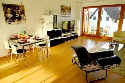 Image de Appartement moderne de 2 pièces avec balcon et vue sur le lac et la montagne ainsi qu'Internet / WiFi