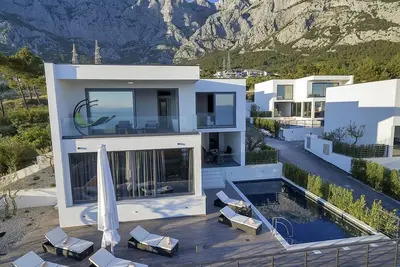 Image de Villa de luxe avec piscine chauffée dans le quartier le plus chic de la ville