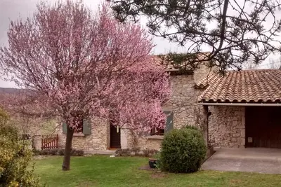 Image de Petit mas provençale en pierre du pays en pleine nature.
