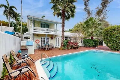 Image de Maison spacieuse avec piscine, balcon et rue de Duval
