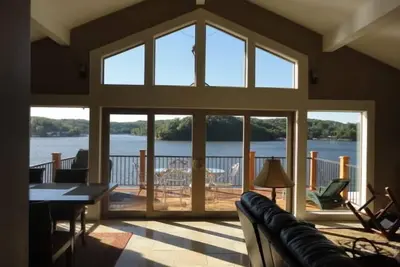 Image de Lakefront Home vue magnifique, sols carrelés, kit de granit, bateau disponible