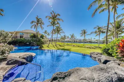 Image de Superbe condo sur le terrain de golf avec véranda, climatisation et piscine / bain à remous communs