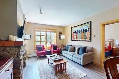 Image de Nouvelle Liste! À pied des pistes-condo Village w / balcon, vues et bains à remous / salle de gym partagée