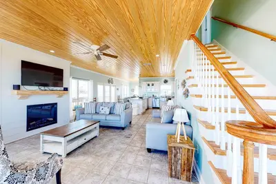 Nouvelle Liste! Charmante maison en front de mer avec un spacieux porche